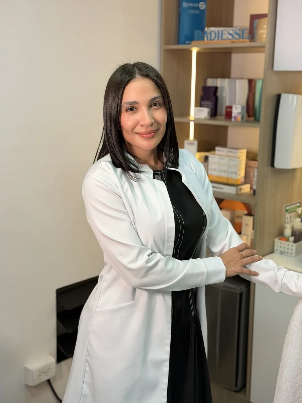 La Dra. Aisha Morales en su consultorio