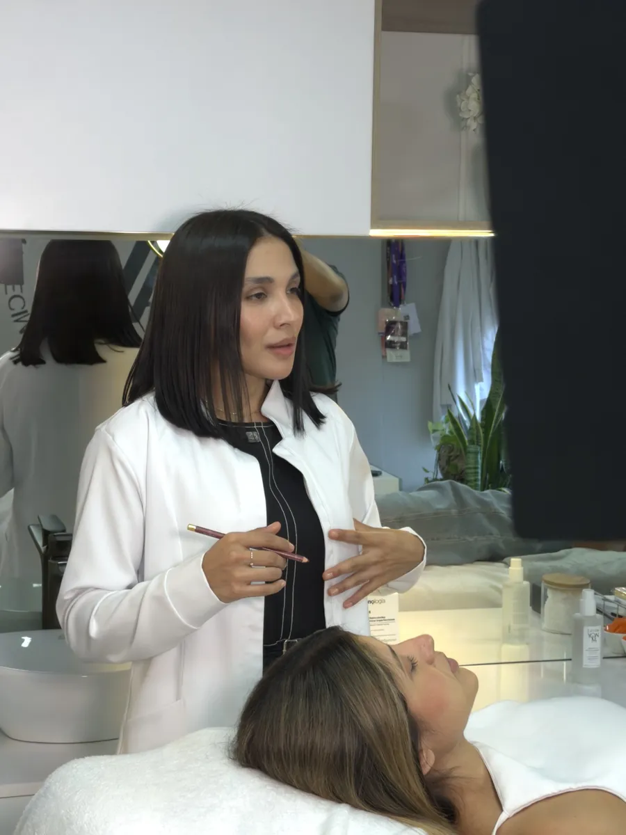La doctora explicando un tratamiento a una paciente